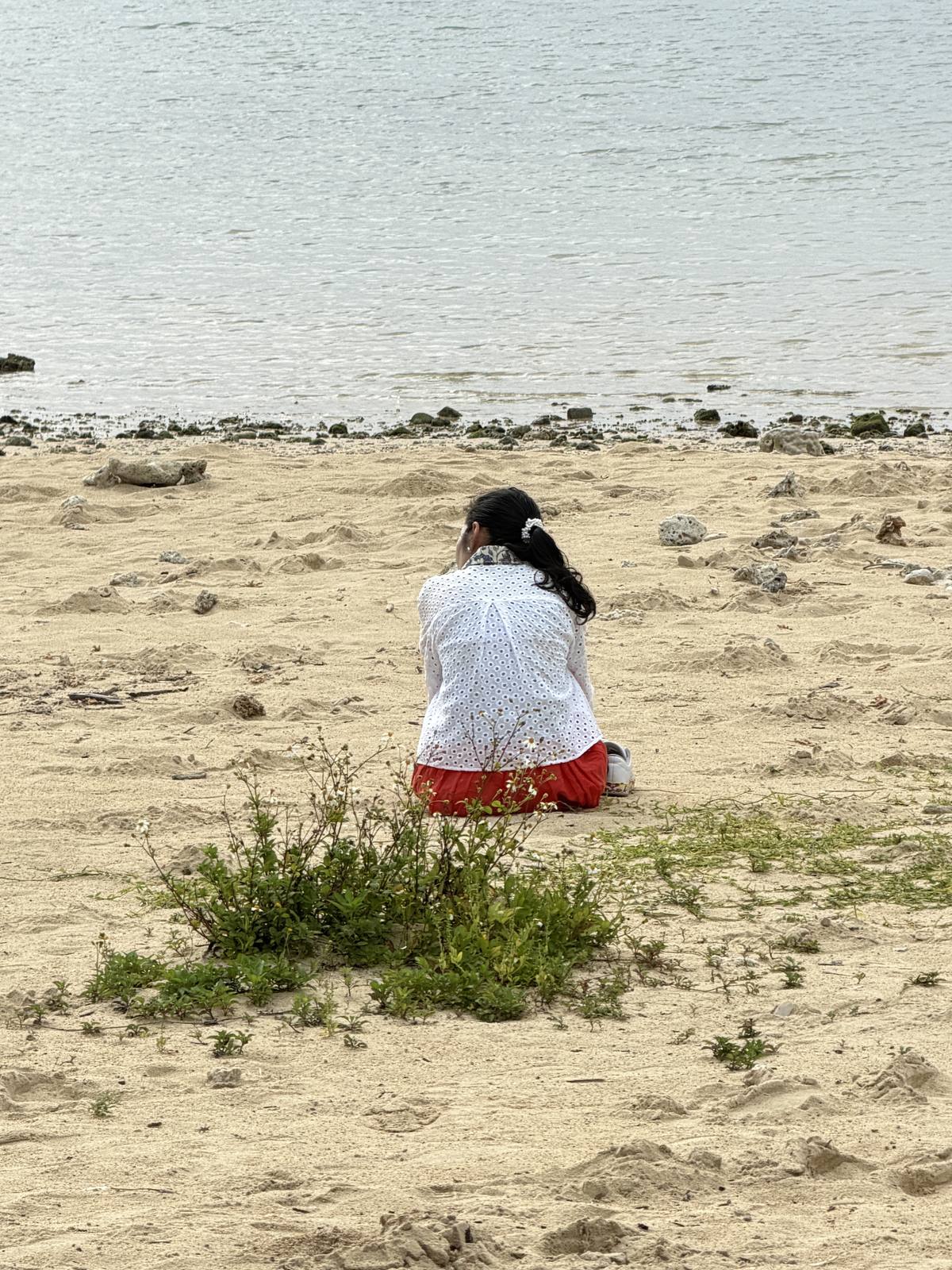 浜辺で大地に委ね、自分を愛でる