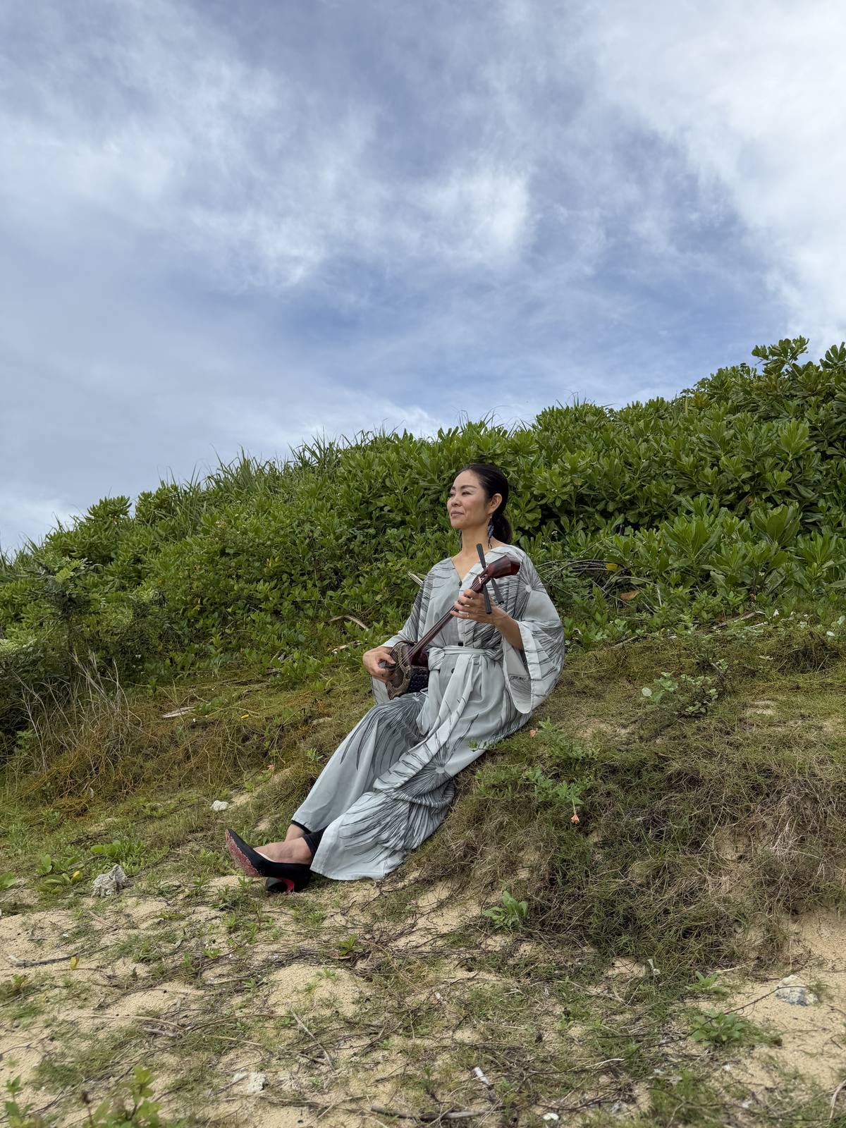 浜辺で三線を奏でる ― 海辺朝食＆三線演奏