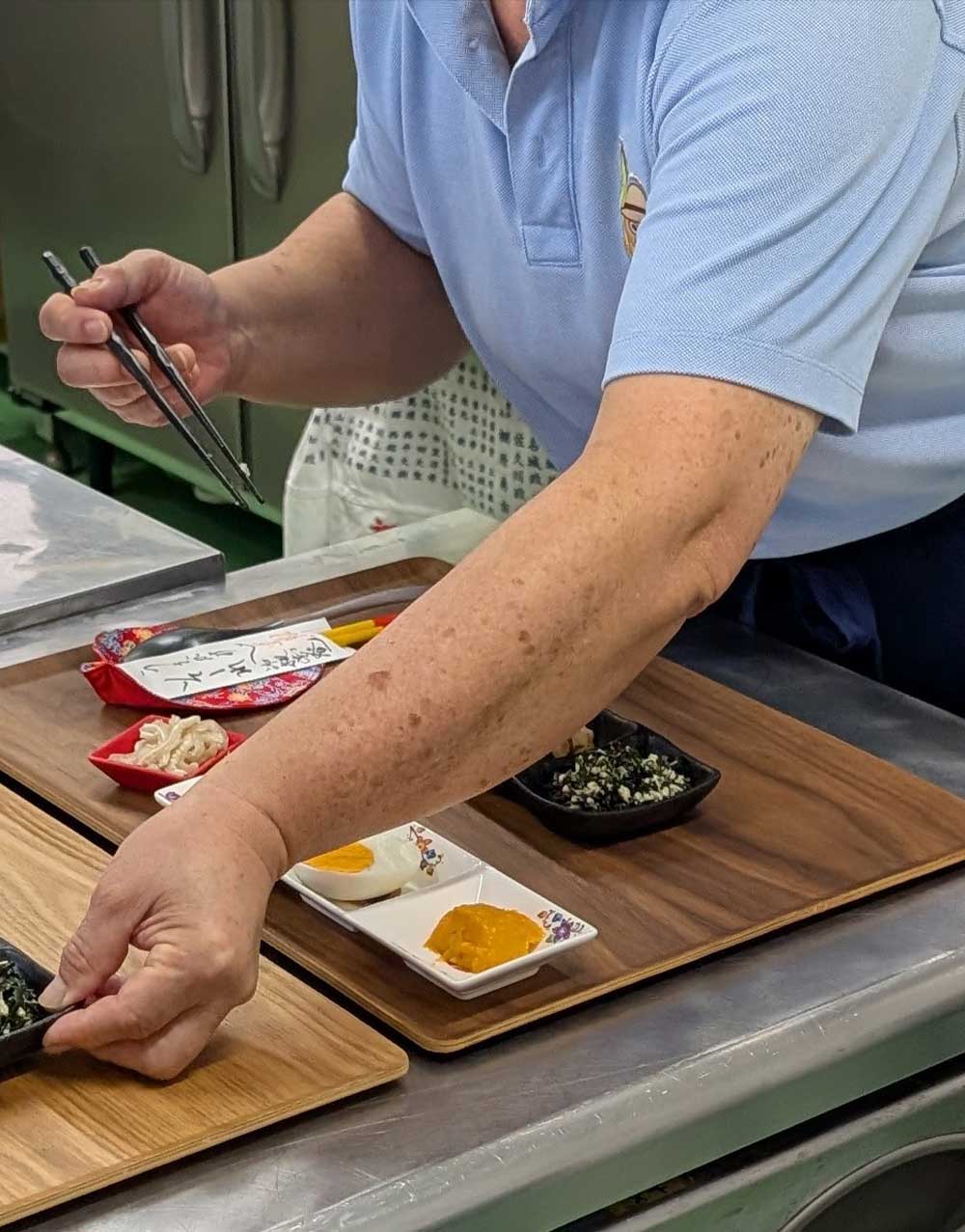 アンマー - 笑顔で料理を作る姿