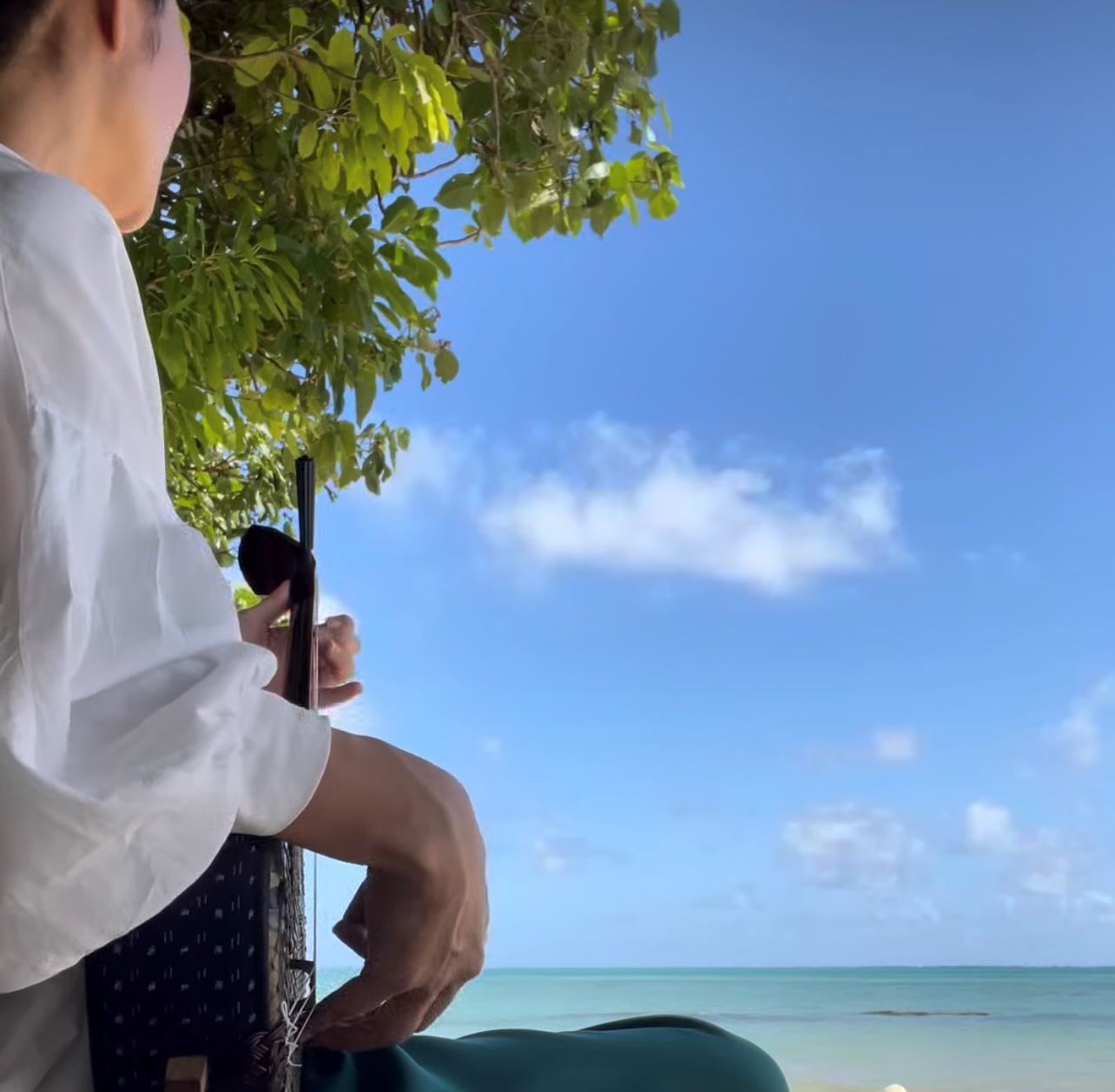 百名ビーチでの三線演奏風景